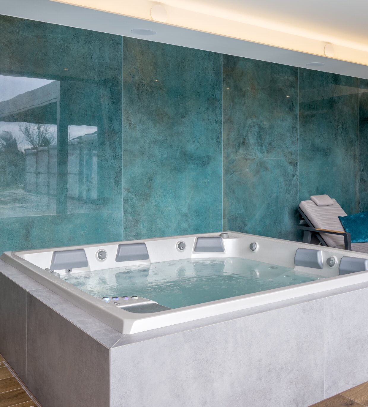 Vnitřní luxusní wellness s USSPA vířivkou a odpočinkovou zónou