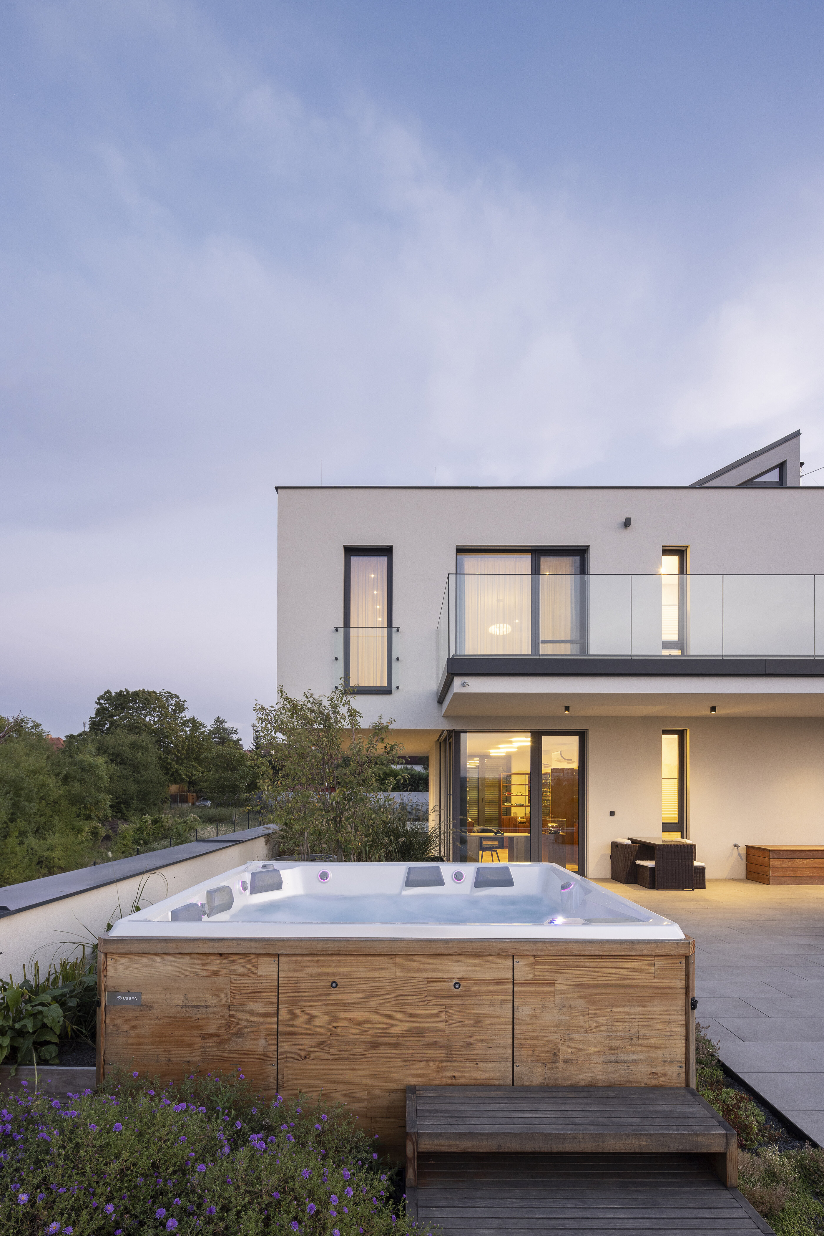 Venkovní instalace USSPA vířivky Columba iN na terase luxusního domu