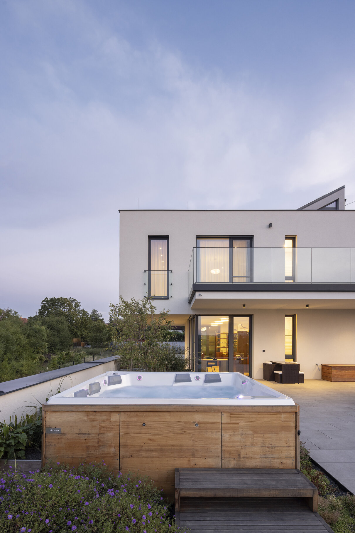 Venkovní instalace USSPA vířivky Columba iN na terase luxusního domu