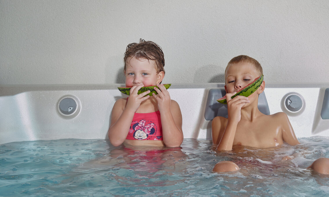 USSPA česká vířivka pro vnitřní i venkovní použití – relax pro vás, zábava pro děti.